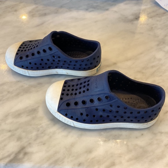 Toddler Native shoes size 7 - Picture 3 of 6